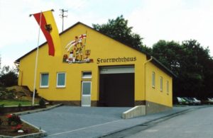 Bild des neuen Feuerwehrgerätehauses kurz vor der Einweihung 1985