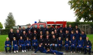 Gruppenbild der Feuerwehr und der Jugendfeuerwehr Eckfeld 2008