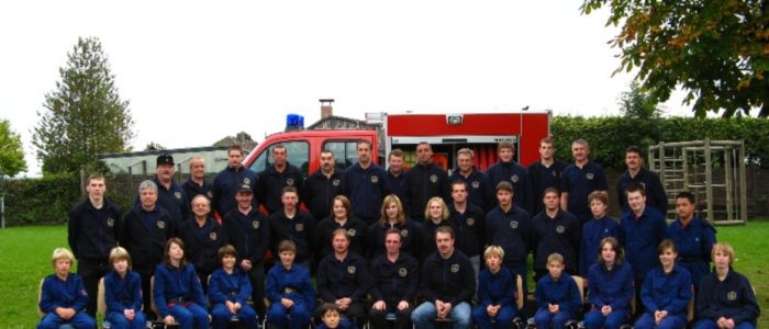 Gruppenbild der Feuerwehr und der Jugendfeuerwehr Eckfeld 2008